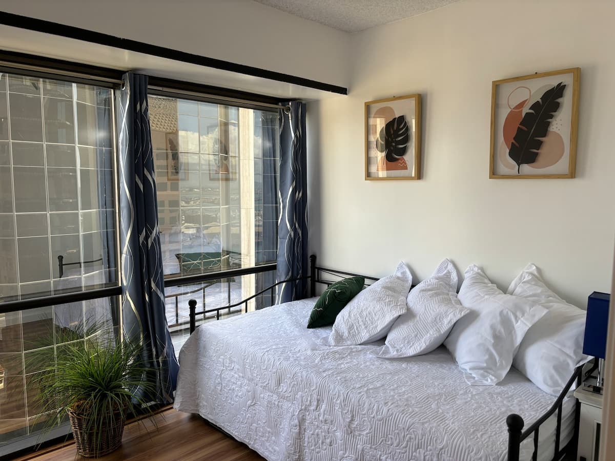 Condo in Honolulu · ★4.84 · 2 bedrooms · 4 beds · 1 private bath - Photo 2