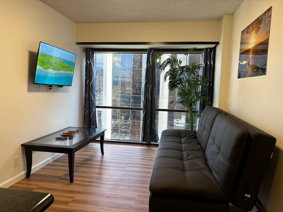 Condo in Honolulu · ★4.84 · 2 bedrooms · 4 beds · 1 private bath - Photo 3