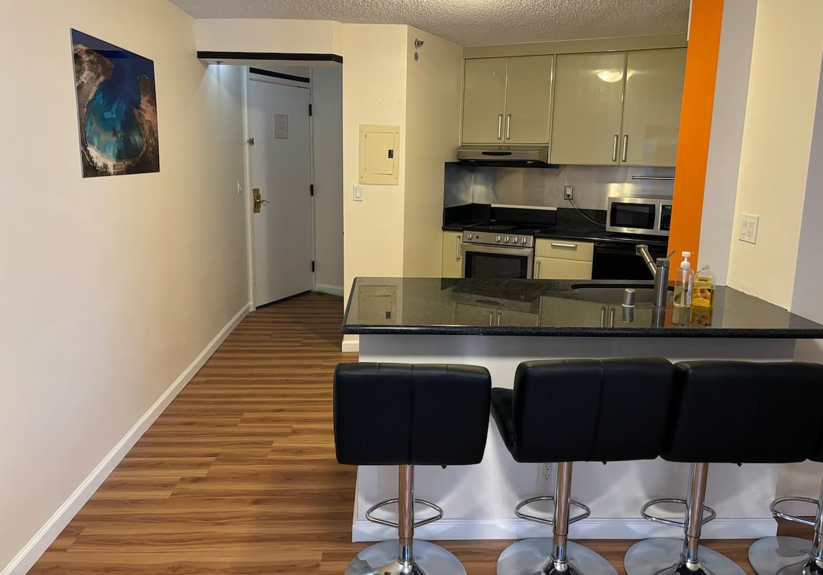 Condo in Honolulu · ★4.84 · 2 bedrooms · 4 beds · 1 private bath - Photo 4