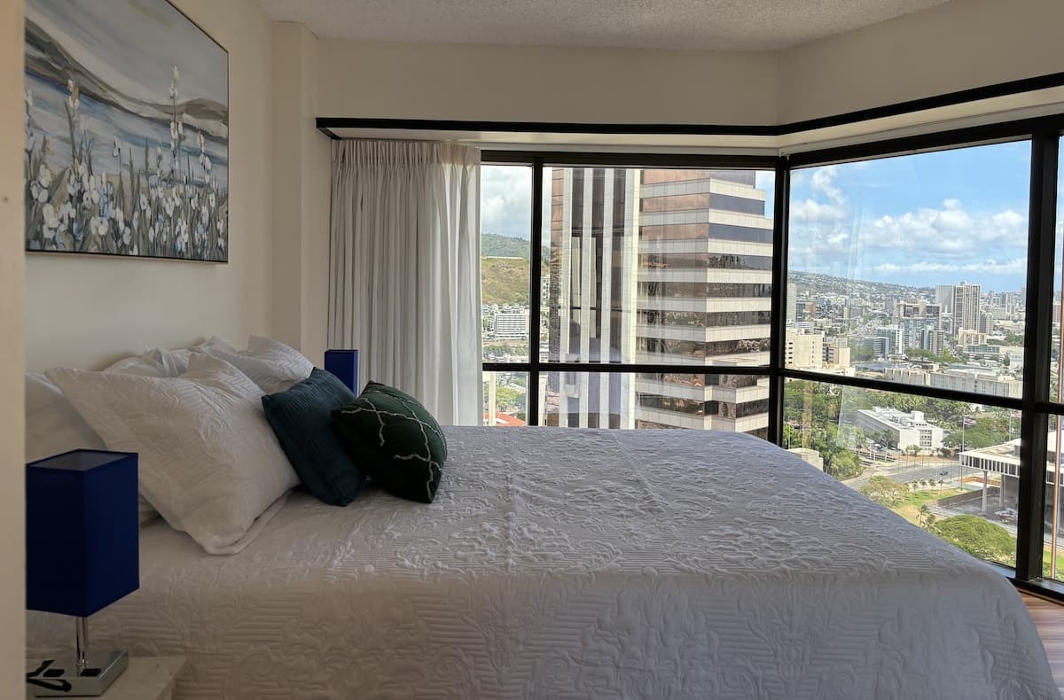 Condo in Honolulu · ★4.84 · 2 bedrooms · 4 beds · 1 private bath - Photo 1