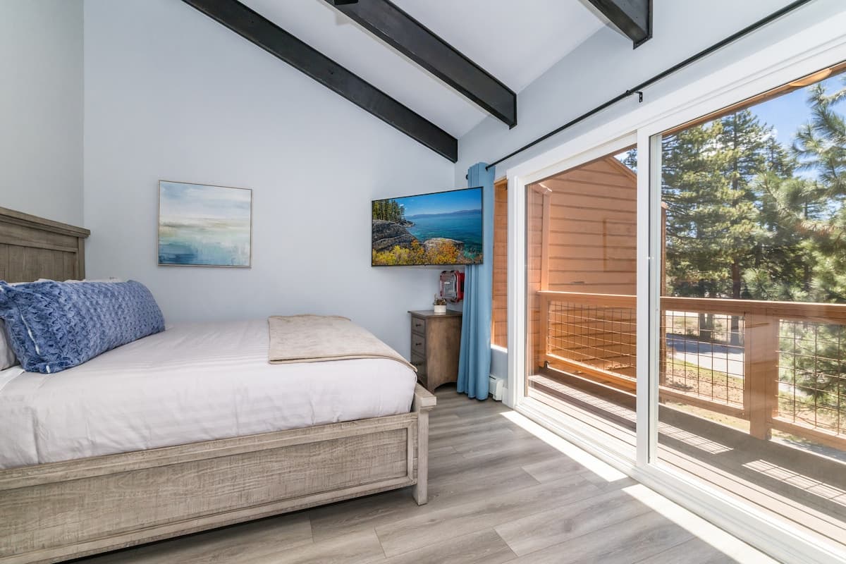 Townhouse in Incline Village · ★4.91 · 2 bedrooms · 3 beds · 2 private baths - Photo 5
