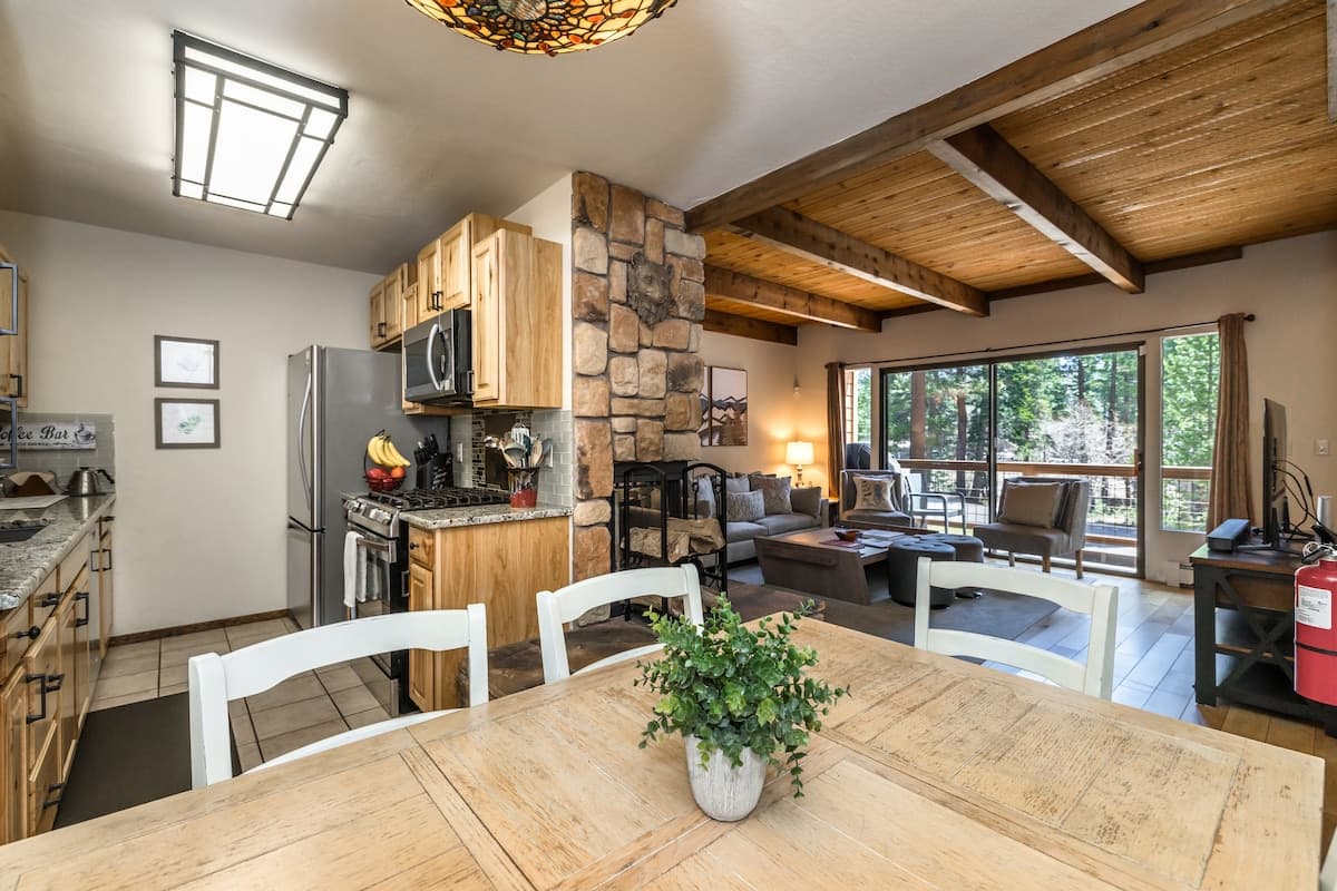 Townhouse in Incline Village · ★4.98 · 2 bedrooms · 3 beds · 1.5 private baths - Photo 3