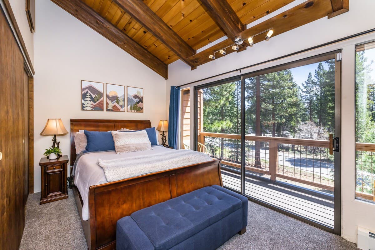 Townhouse in Incline Village · ★4.98 · 2 bedrooms · 3 beds · 1.5 private baths - Photo 5
