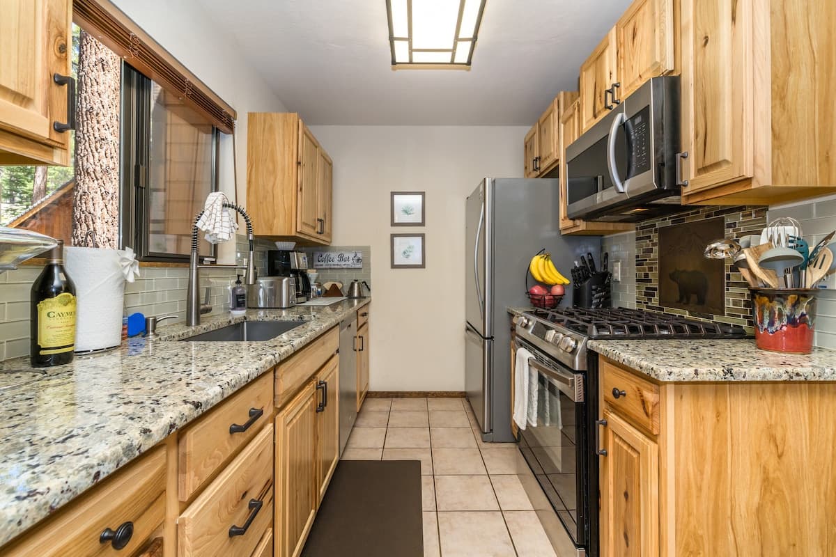 Townhouse in Incline Village · ★4.98 · 2 bedrooms · 3 beds · 1.5 private baths - Photo 4