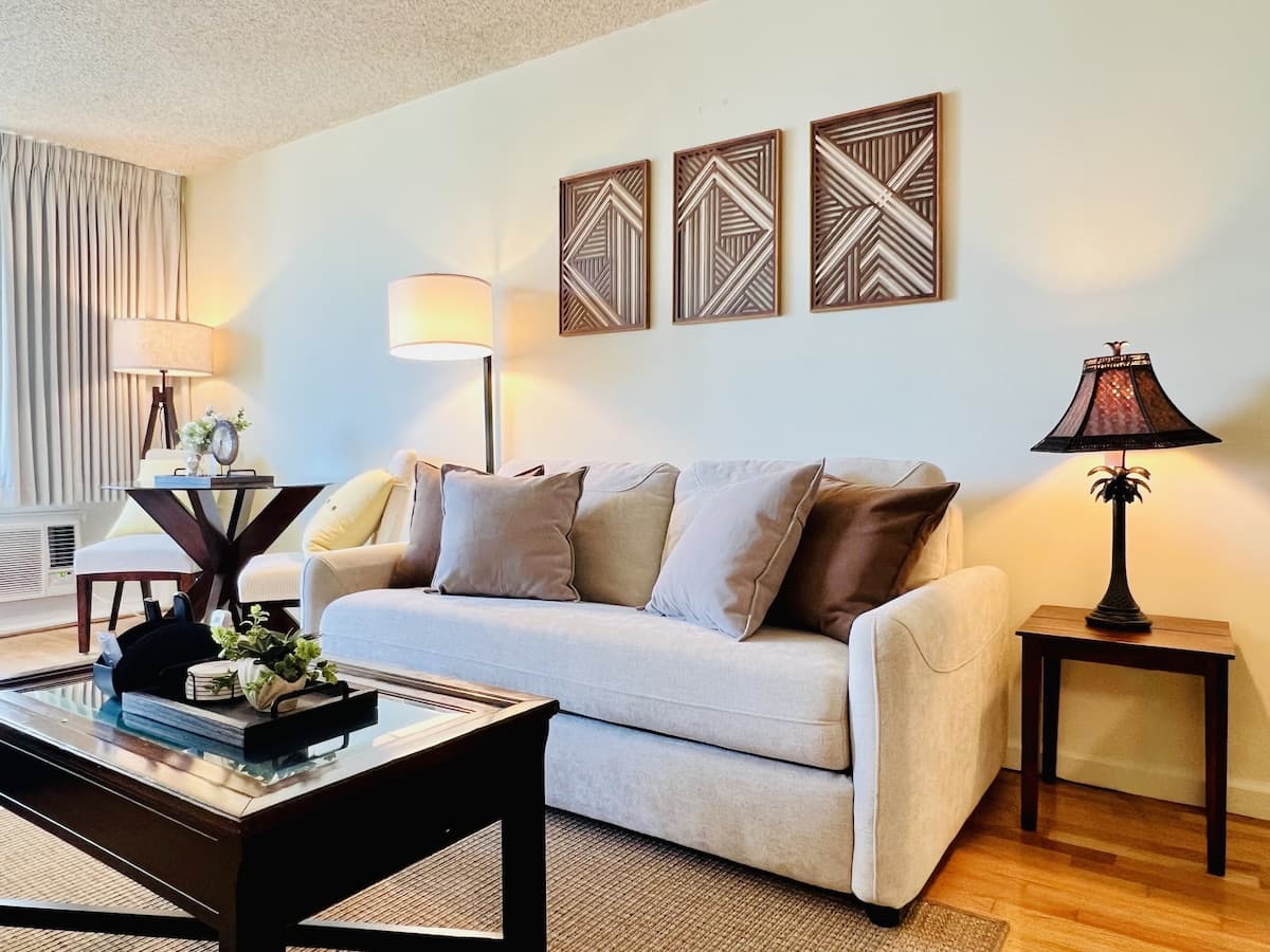 Tropical Escape in Waikiki with Free Parking - Photo 1