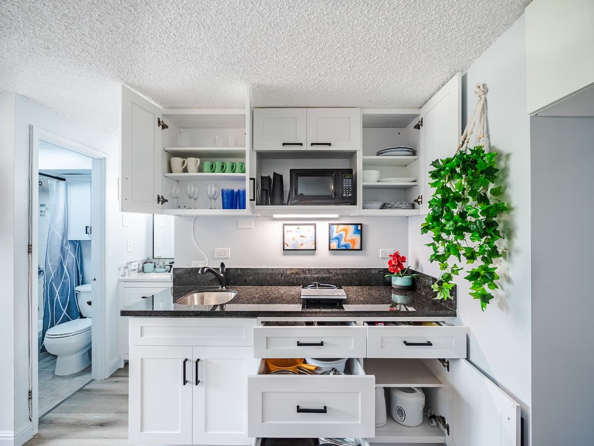 2 Min to Waikiki Beach • Bright Studio w/Balcony - Photo 1