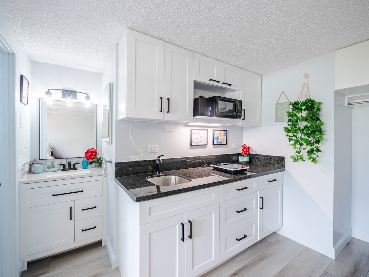 2 Min to Waikiki Beach • Bright Studio w/Balcony - Photo 2