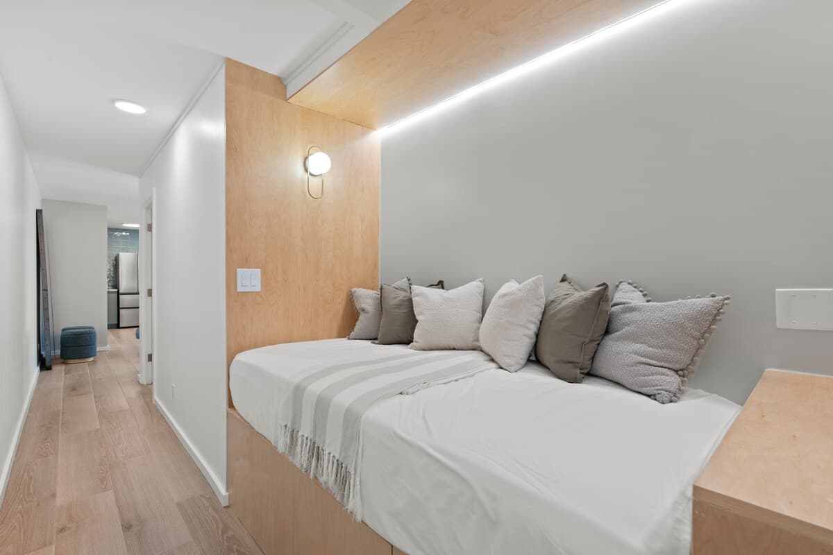 Condo in Honolulu · ★5.0 · 2 bedrooms · 5 beds · 2 private baths - Photo 5