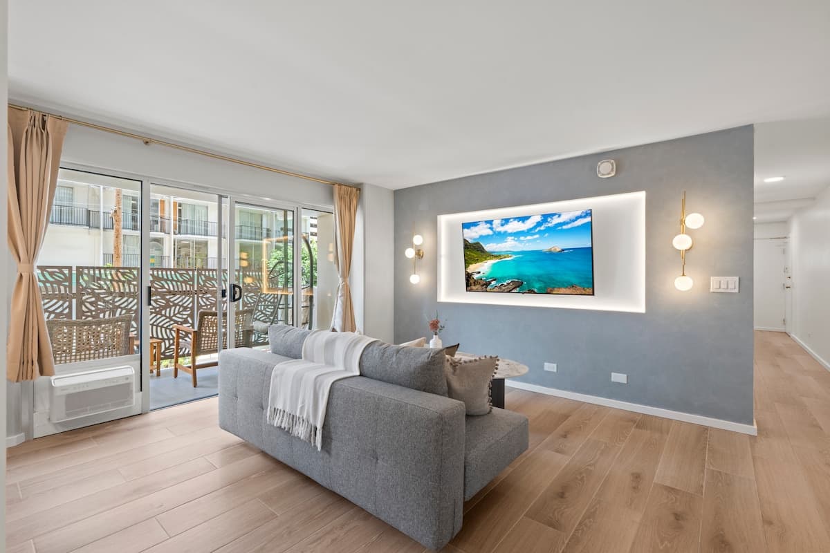 Condo in Honolulu · ★5.0 · 2 bedrooms · 5 beds · 2 private baths - Photo 1