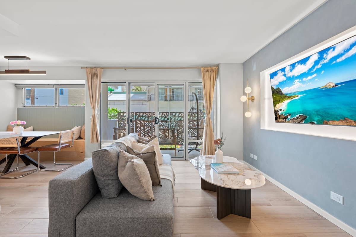 Condo in Honolulu · ★5.0 · 2 bedrooms · 5 beds · 2 private baths - Photo 2