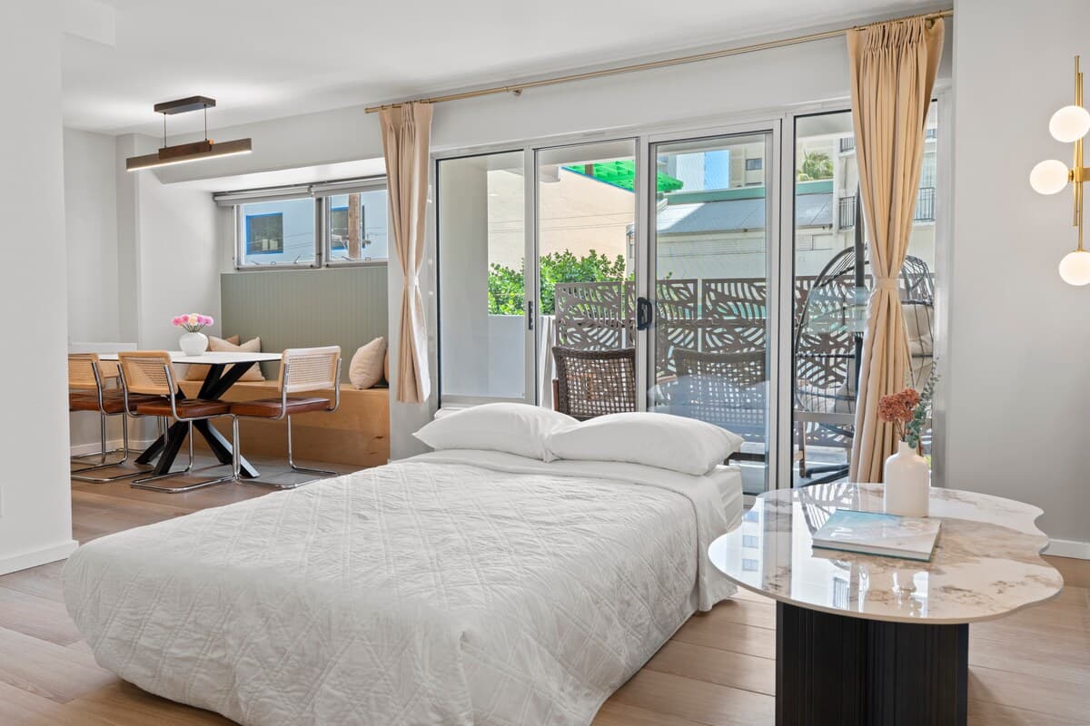 Condo in Honolulu · ★5.0 · 2 bedrooms · 5 beds · 2 private baths - Photo 4