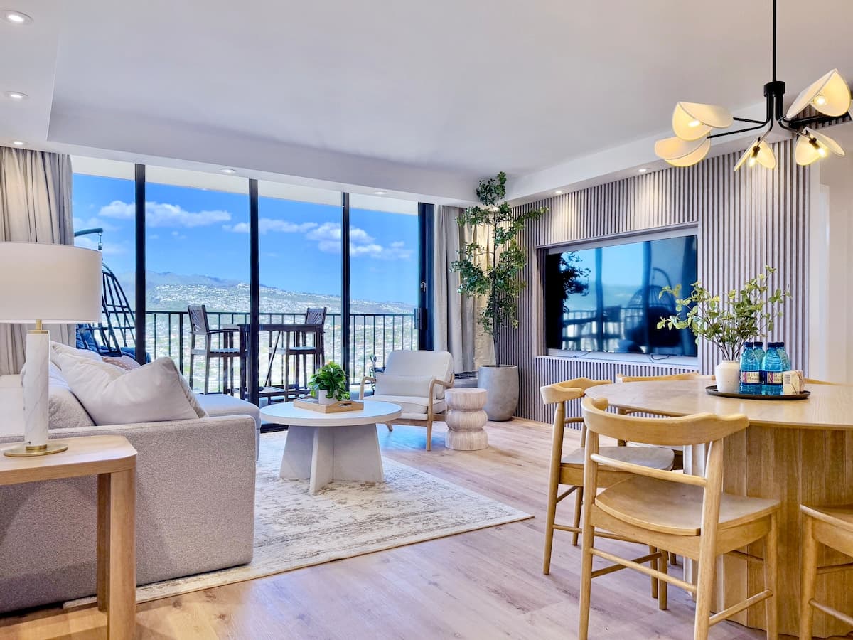 34FL-Upscale Mountain View 1BR-Waikiki w/Parking - Photo 3