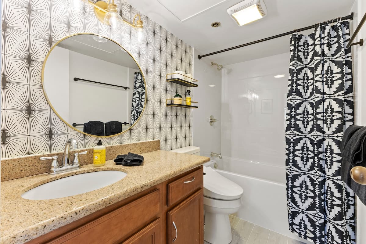 Free Parking! Partially Renovated 1BR in Downtown - Photo 3