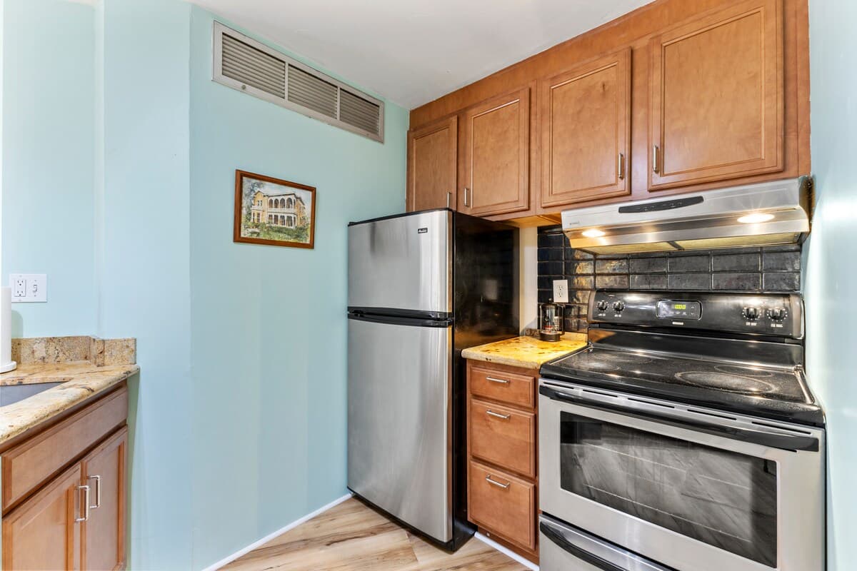 Free Parking! Partially Renovated 1BR in Downtown - Photo 2