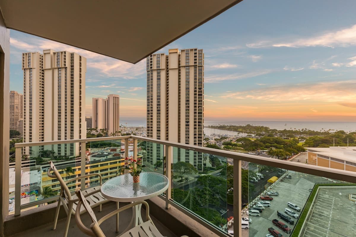 Hotel in Honolulu · ★4.86 · Studio · 1 bed · 1 private bath - Photo 1
