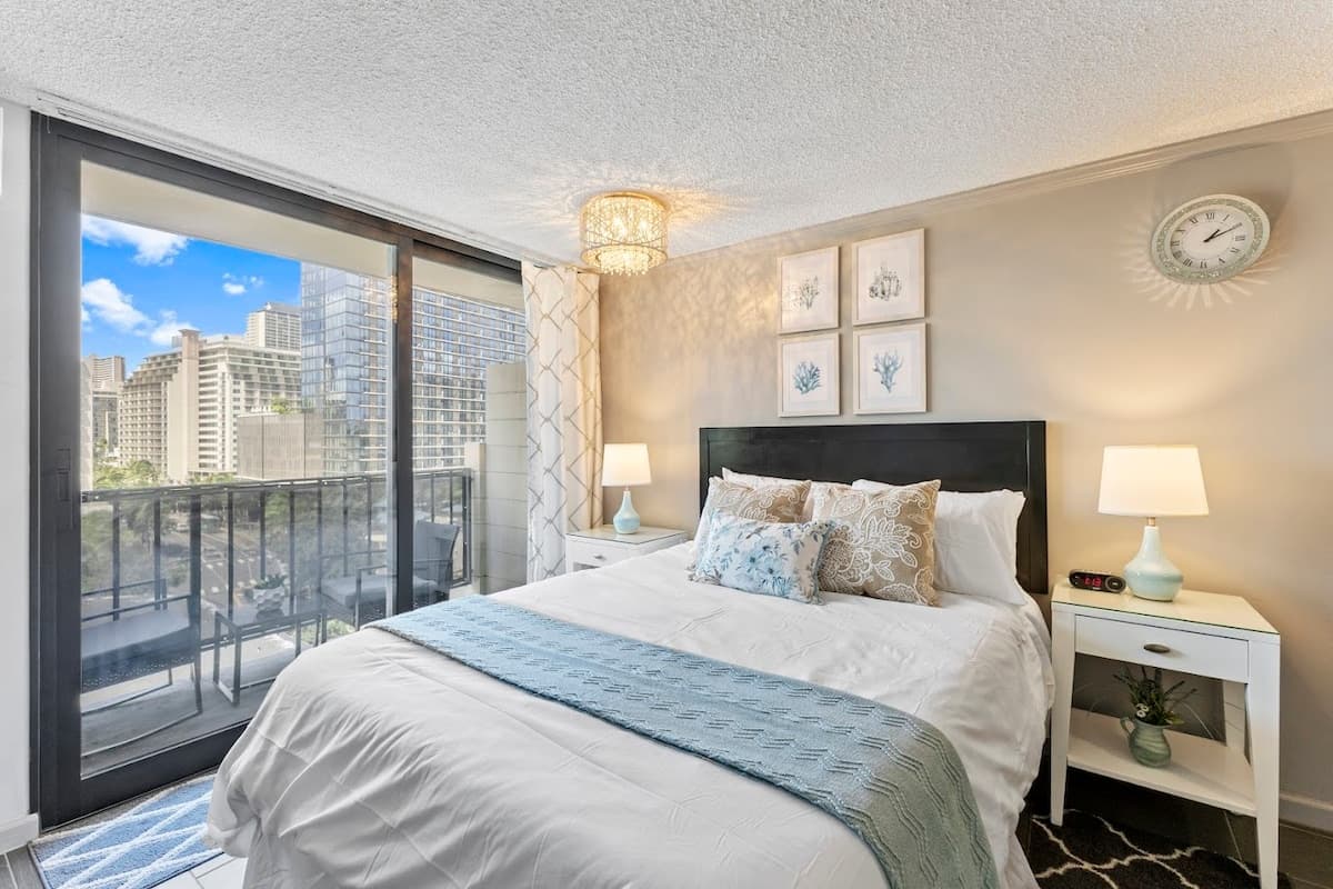 Cozy Waikiki Retreat: Your Tropical Home Away - Photo 2