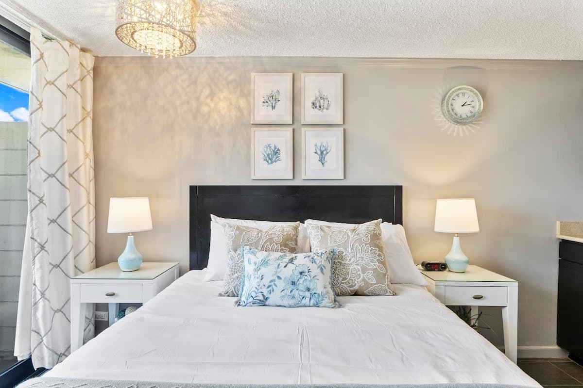 Cozy Waikiki Retreat: Your Tropical Home Away - Photo 4