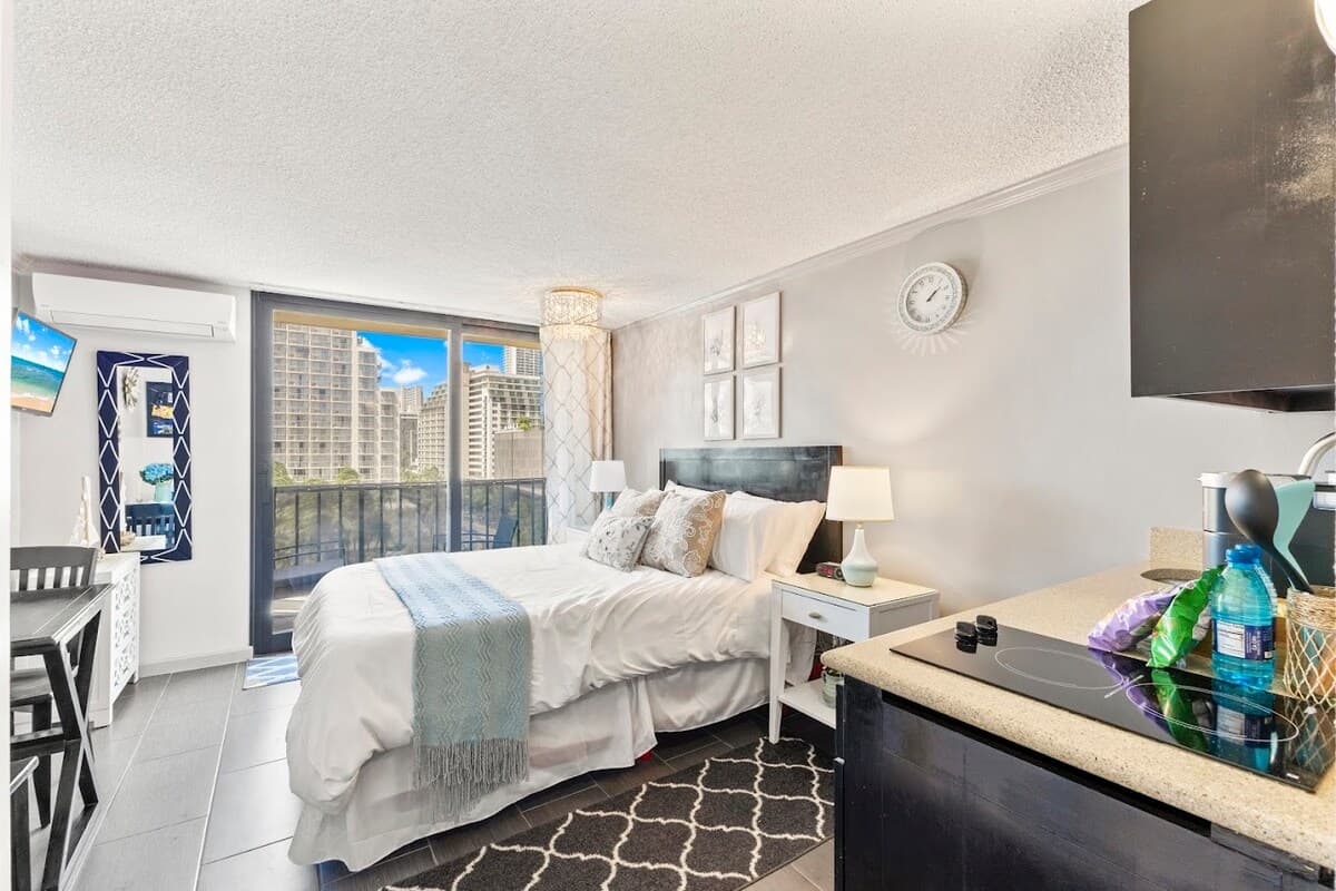Cozy Waikiki Retreat: Your Tropical Home Away - Photo 3