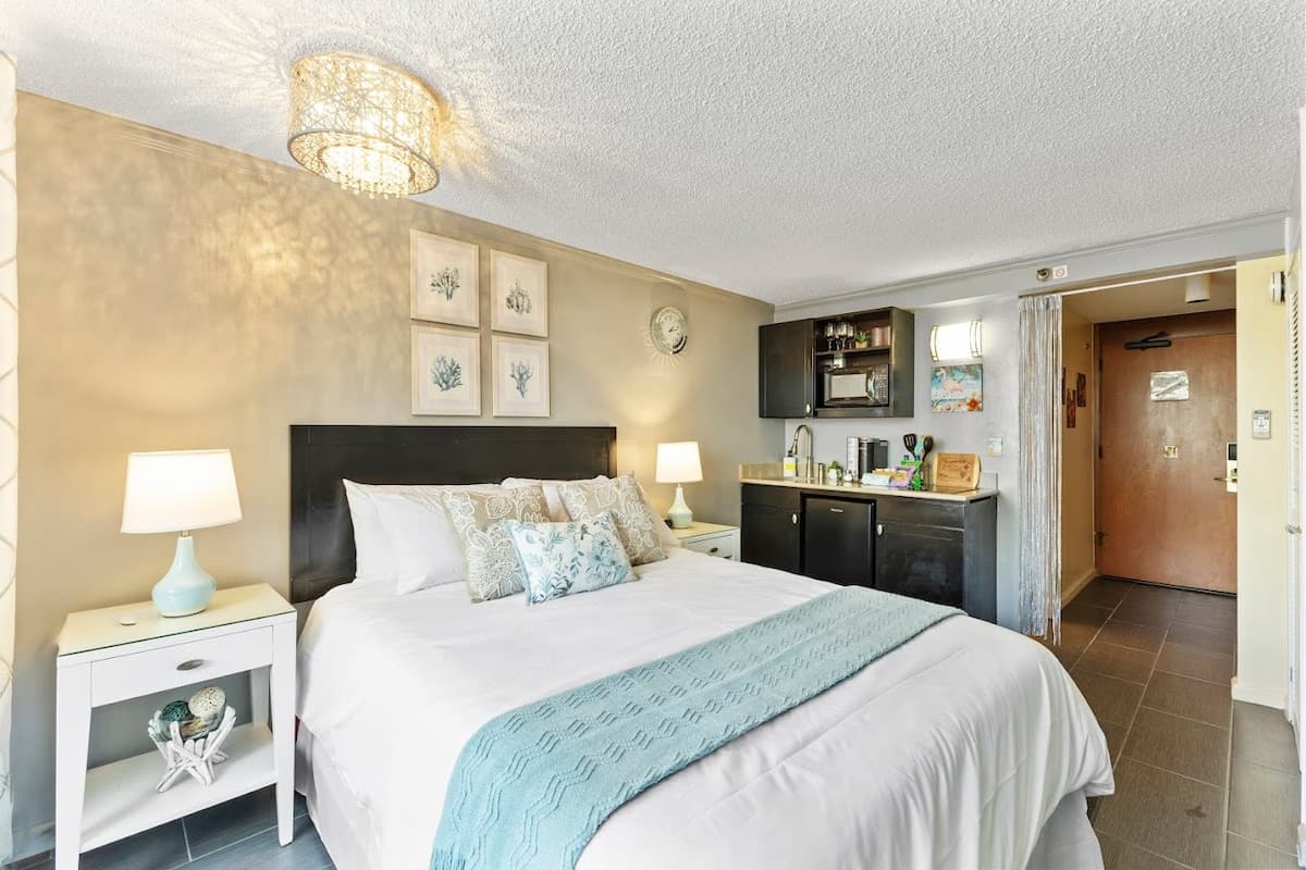 Cozy Waikiki Retreat: Your Tropical Home Away - Photo 5