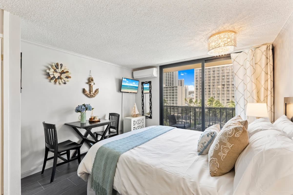 Cozy Waikiki Retreat: Your Tropical Home Away - Photo 1