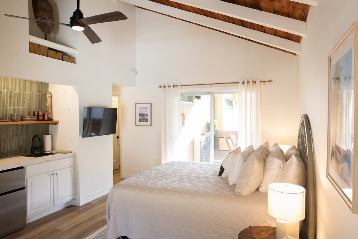 *NEW AC* Remodeled Studio w/ Kitchenette - Photo 1