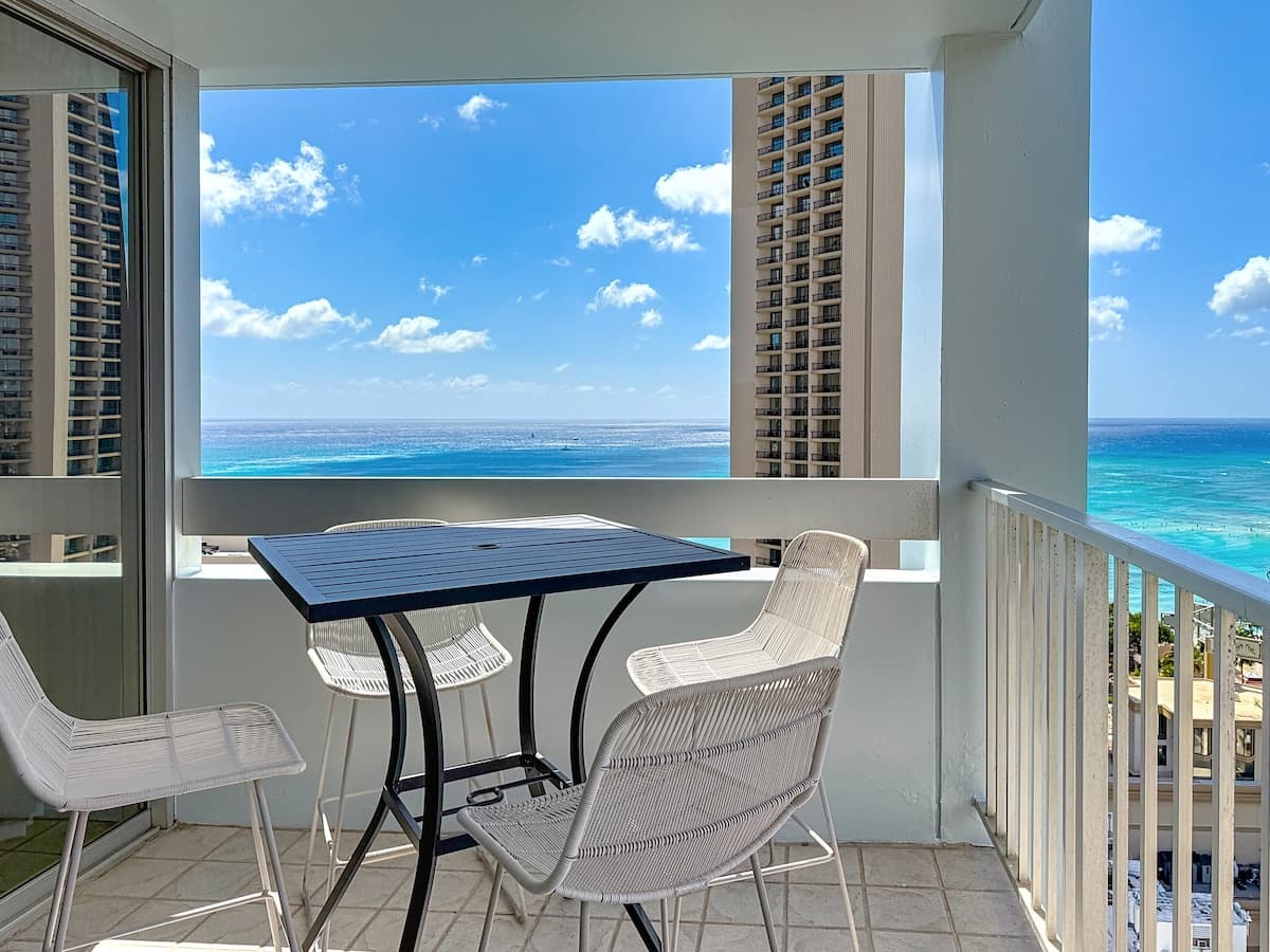 Ocean View•1 BR Corner Unit•Steps to Waikiki Beach - Photo 2