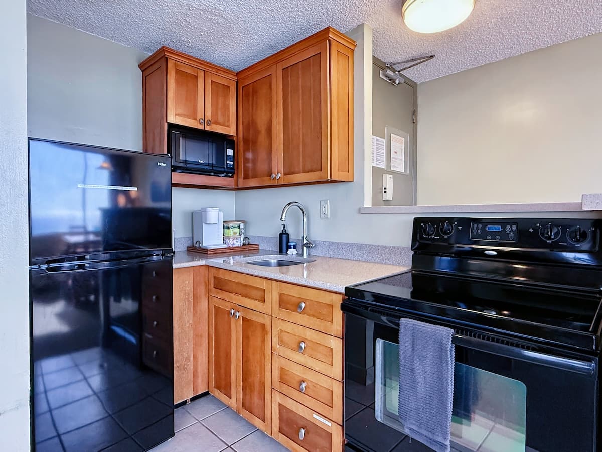 Ocean View•1 BR Corner Unit•Steps to Waikiki Beach - Photo 5