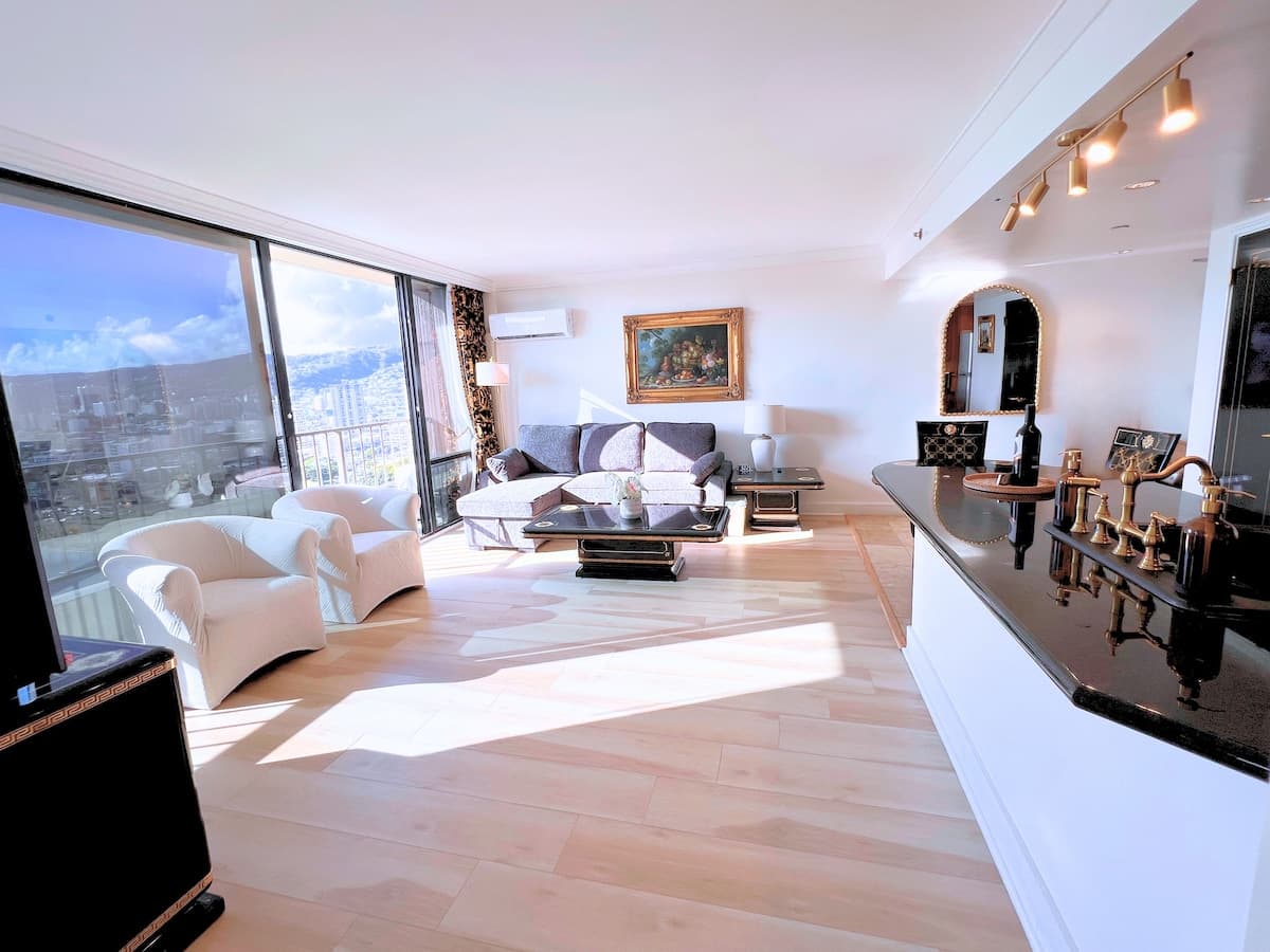 Condo in Honolulu · ★4.92 · 1 bedroom · 3 beds · 1 private bath - Photo 4