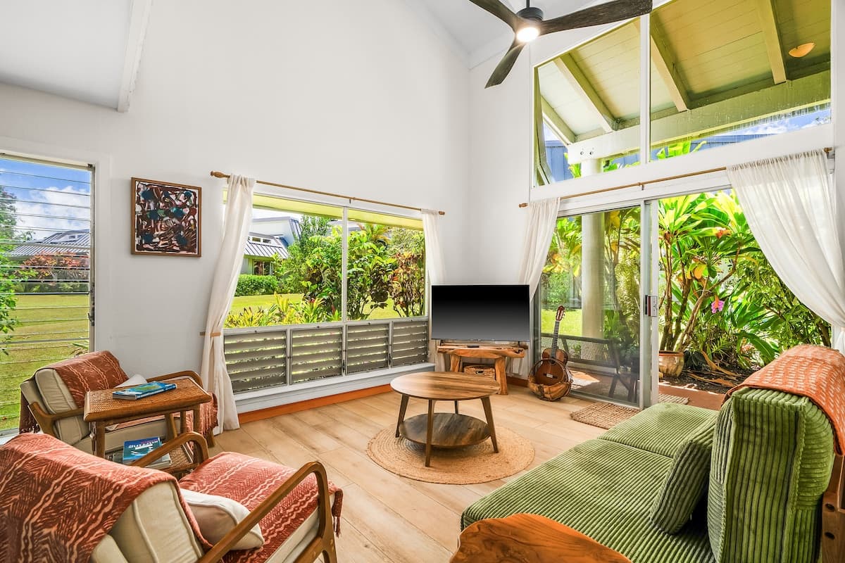 Sunny, Spacious 2BR w/Ocean View - Photo 3