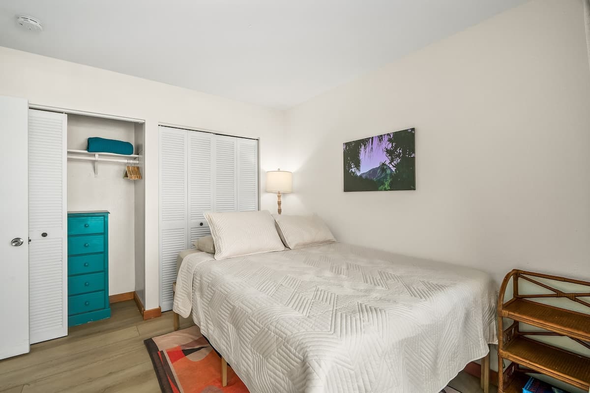 Sunny, Spacious 2BR w/Ocean View - Photo 2