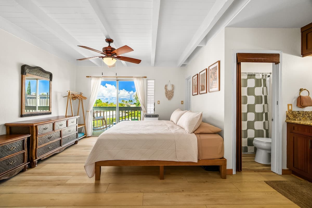Sunny, Spacious 2BR w/Ocean View - Photo 1