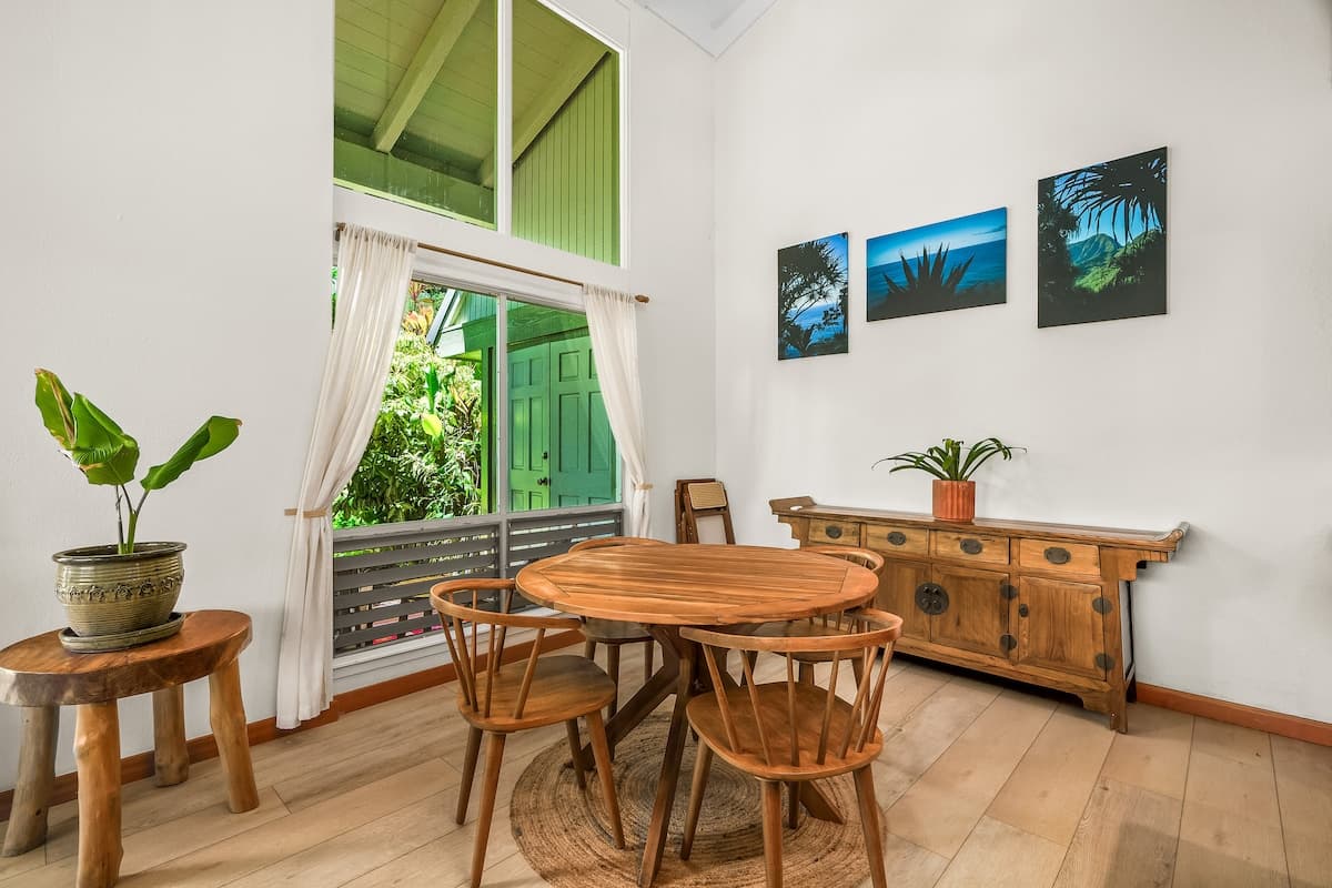 Sunny, Spacious 2BR w/Ocean View - Photo 4