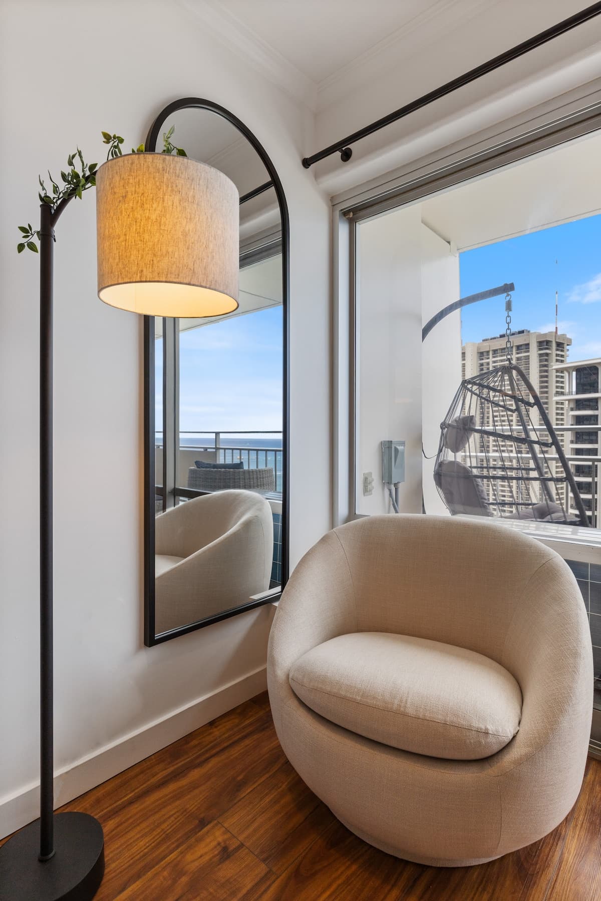 Condo in Honolulu · ★4.98 · 1 bedroom · 3 beds · 1 private bath - Photo 5