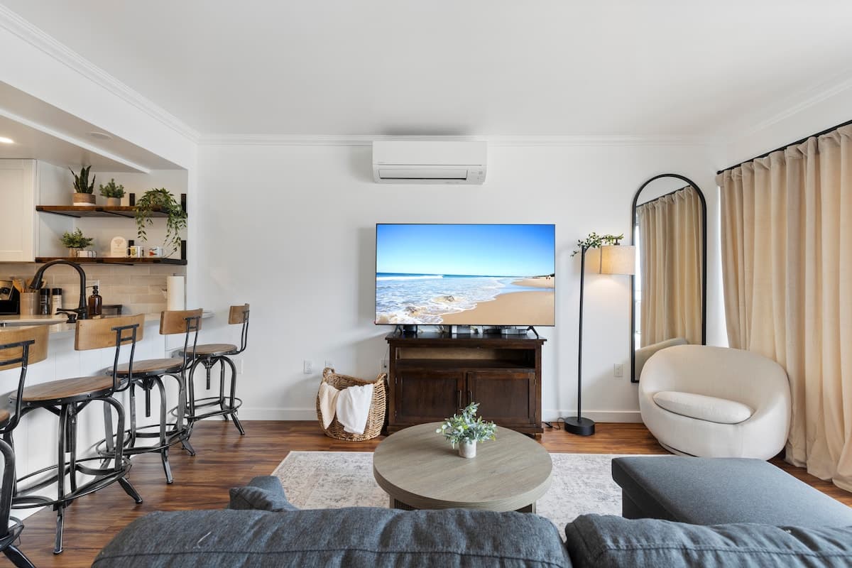 Condo in Honolulu · ★4.98 · 1 bedroom · 3 beds · 1 private bath - Photo 2