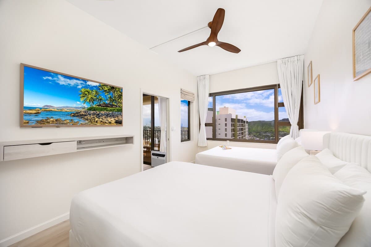 Breezy 1BR w/ ocean, mountain & city views - Photo 1