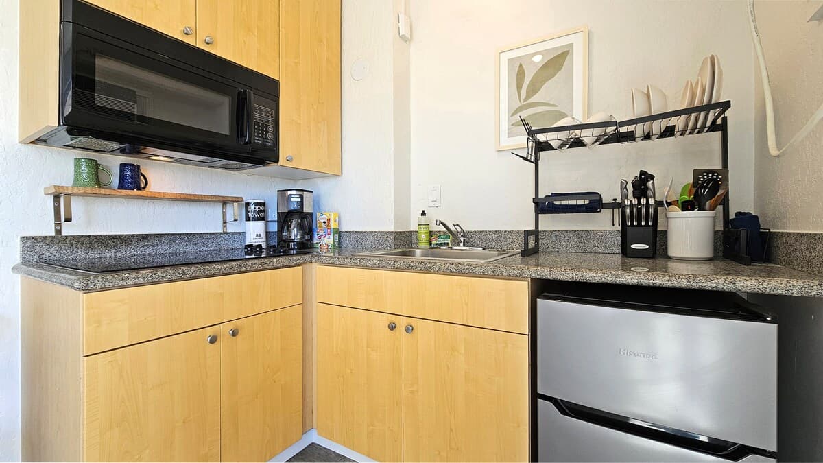 Waikiki King Studio near Beach at The Seashore - Photo 4