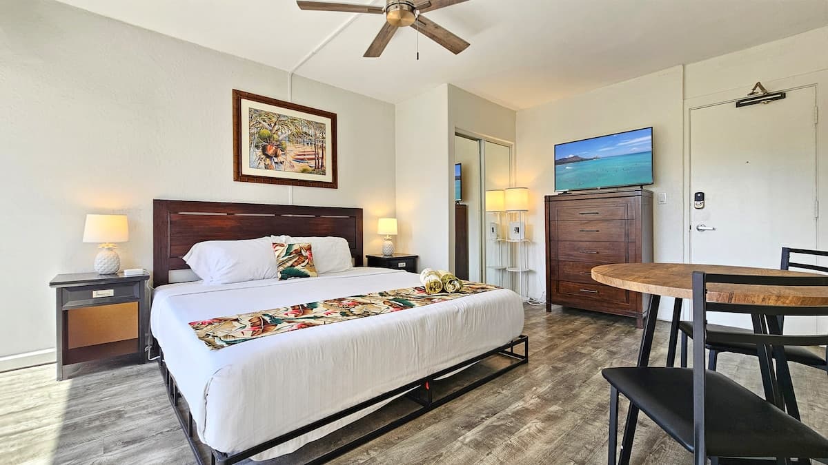 Waikiki King Studio near Beach at The Seashore - Photo 1
