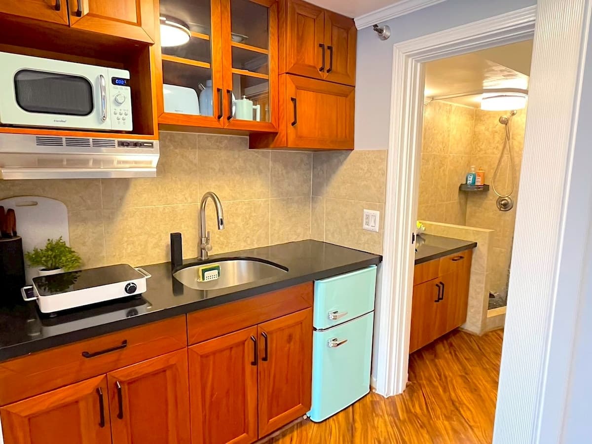 Condo in Honolulu · ★4.88 · 1 bedroom · 1 bed · 1 private bath - Photo 4