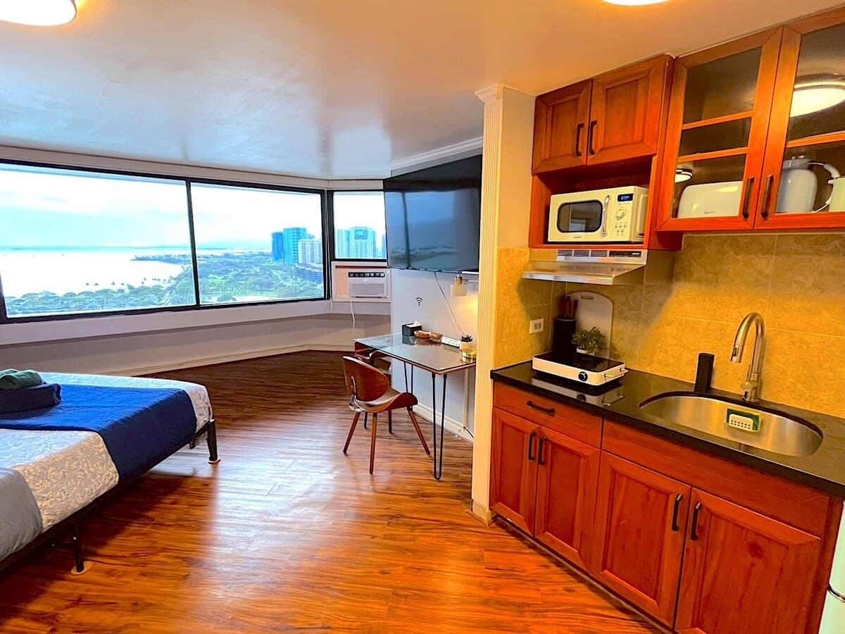 Condo in Honolulu · ★4.88 · 1 bedroom · 1 bed · 1 private bath - Photo 3