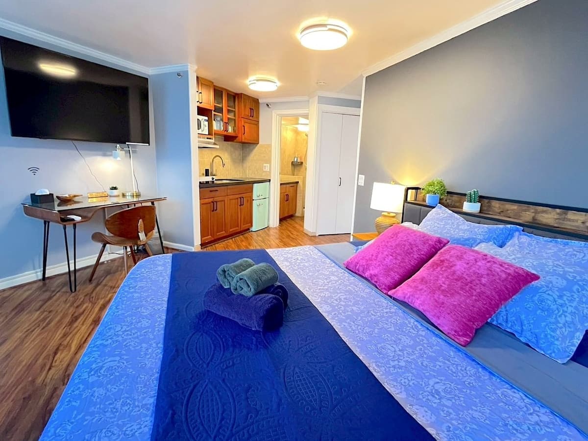 Condo in Honolulu · ★4.88 · 1 bedroom · 1 bed · 1 private bath - Photo 1