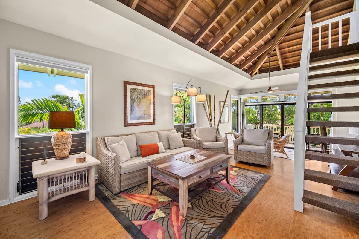 Bright Top-Floor Prime Location AC & Pool! - Photo 2