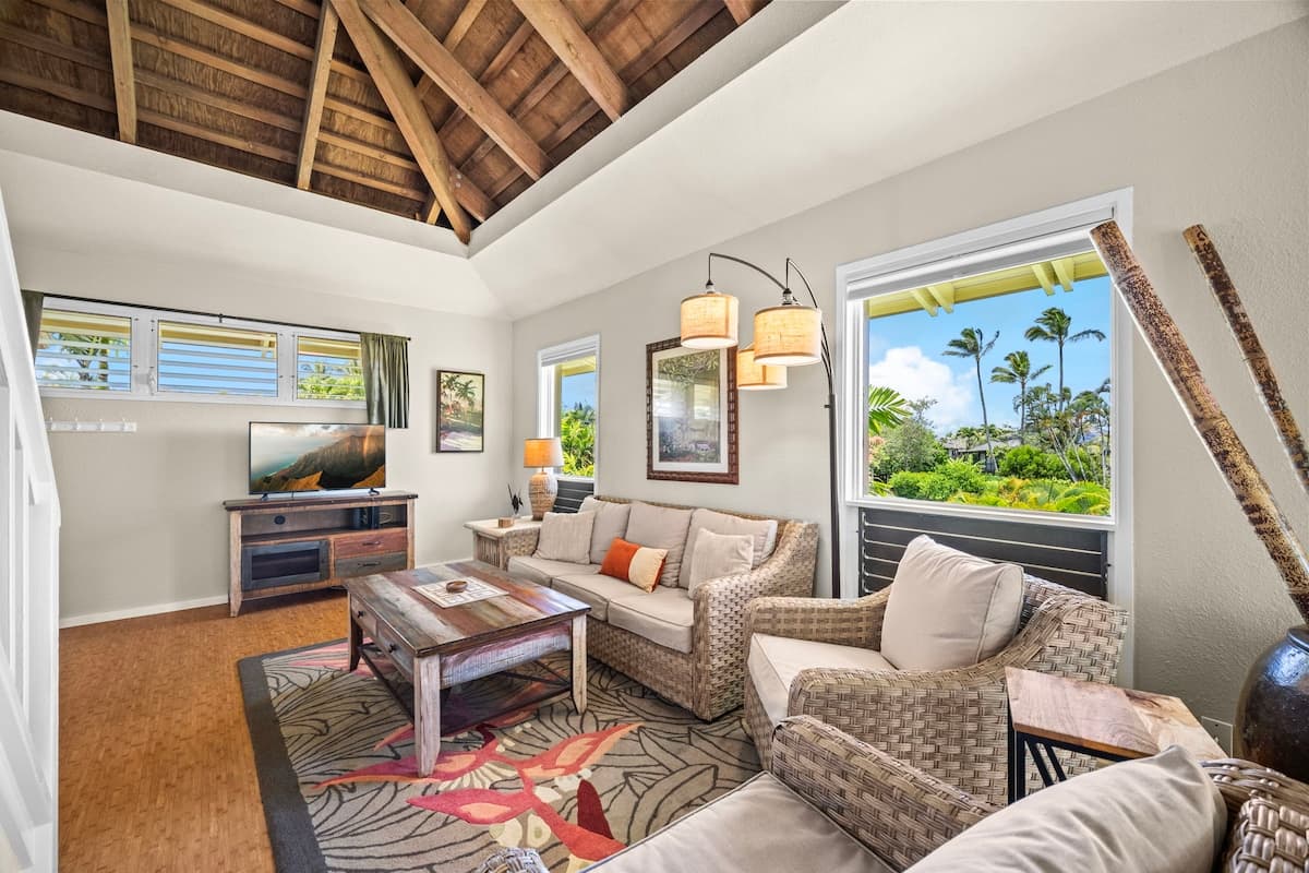 Bright Top-Floor Prime Location AC & Pool! - Photo 1
