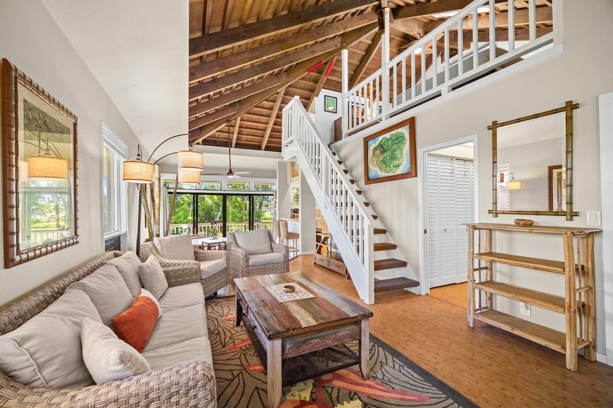 Bright Top-Floor Prime Location AC & Pool! - Photo 3