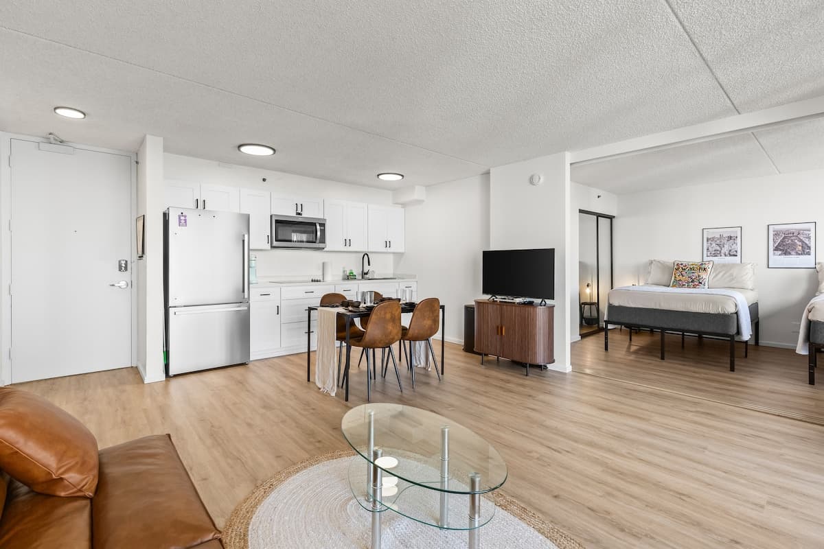 Condo in Honolulu · ★4.91 · 1 bedroom · 2 beds · 1 private bath - Photo 4