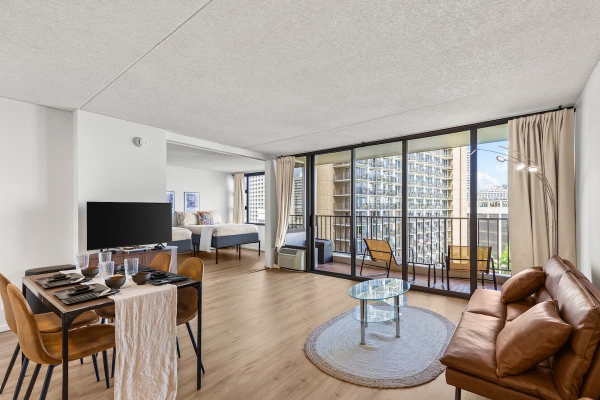 Condo in Honolulu · ★4.91 · 1 bedroom · 2 beds · 1 private bath - Photo 2
