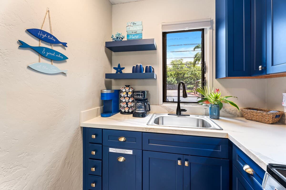 Lovely Oceanview Studio w/washer & dryer and A/C - Photo 4