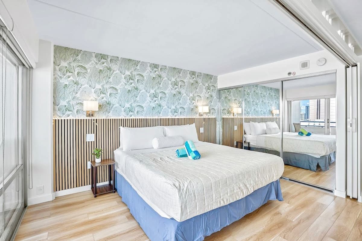 20F-High Floor Ocean View-Ilikai-1BR-Waikiki Beach - Photo 1