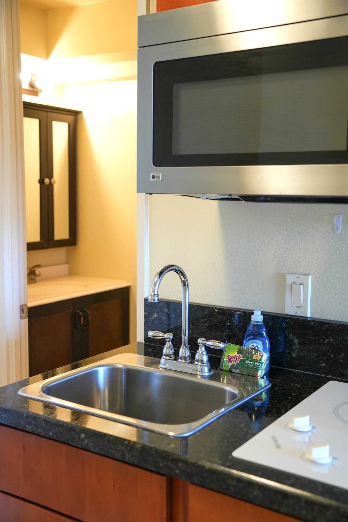 Condo in Honolulu · ★5.0 · Studio · 1 bed · 1 private bath - Photo 3