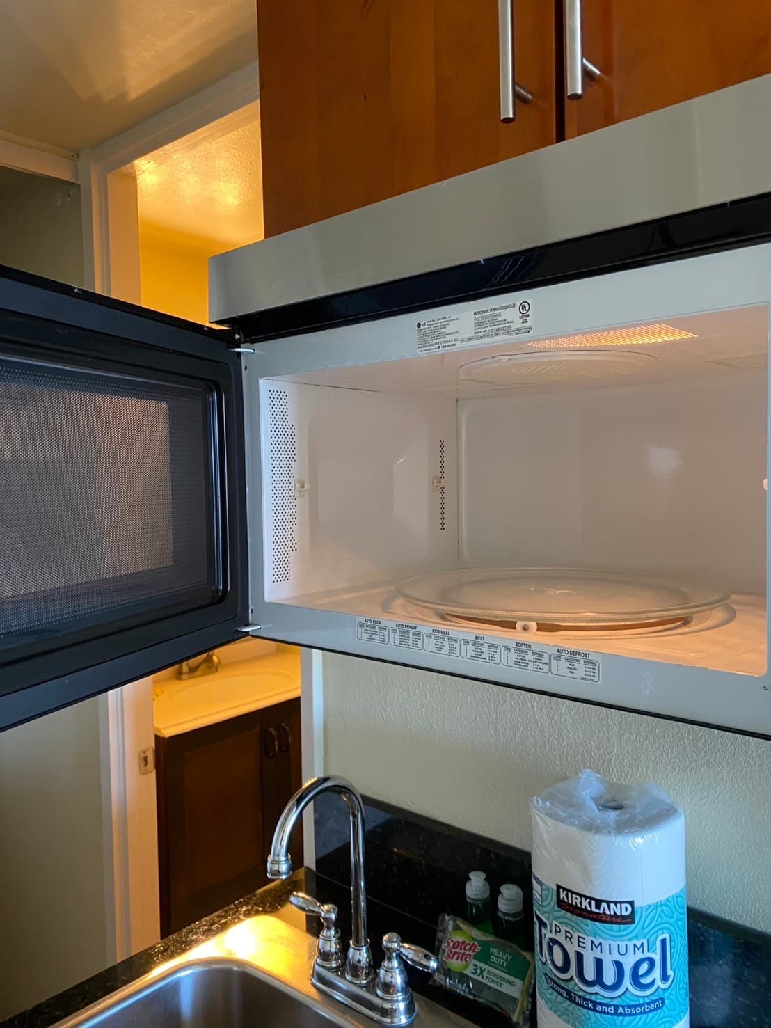 Condo in Honolulu · ★5.0 · Studio · 1 bed · 1 private bath - Photo 5