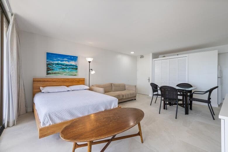 Condo in Honolulu · ★4.81 · 1 bedroom · 3 beds · 1 private bath - Photo 4
